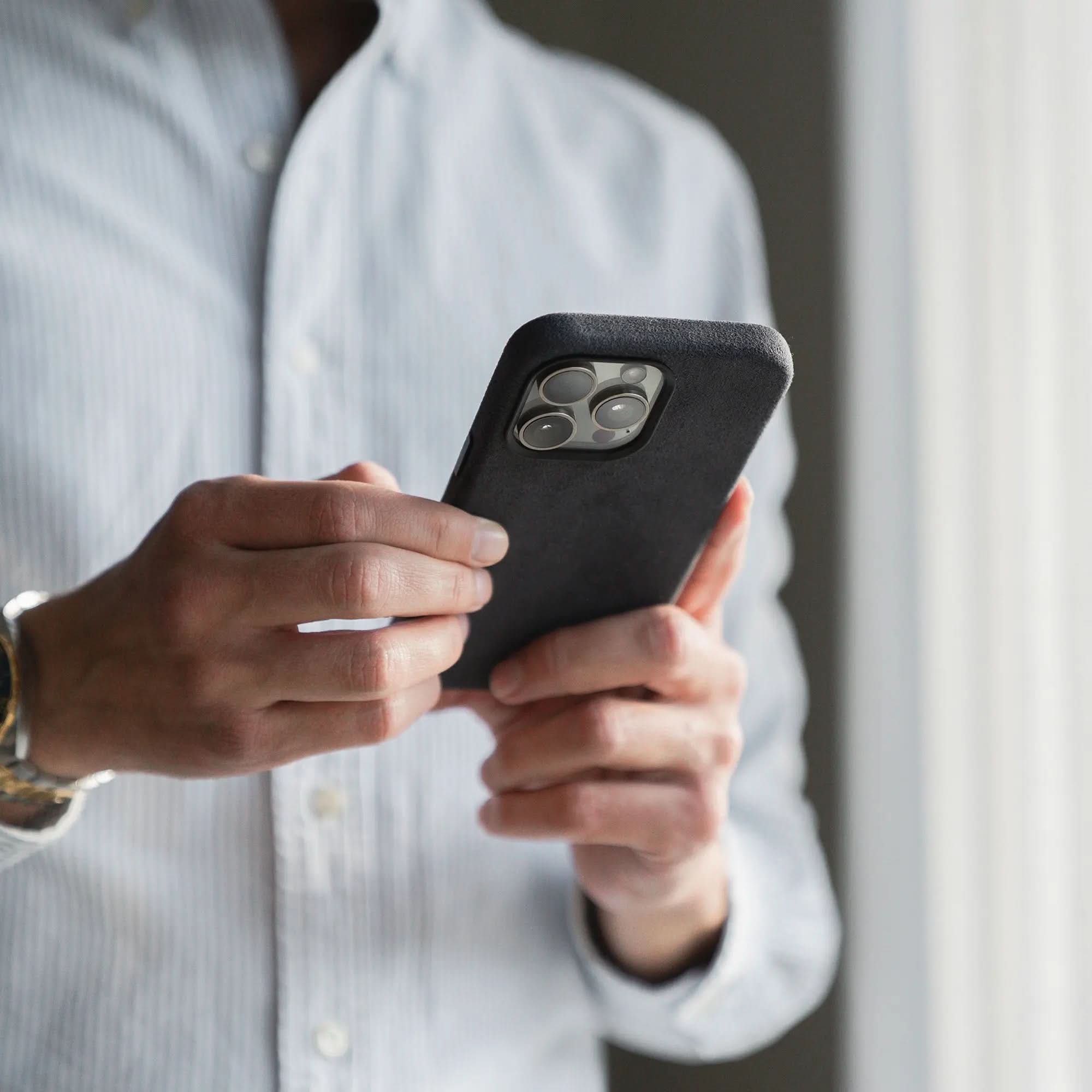 arktis iPhone 16 Pro Hülle aus Alcantara arktis