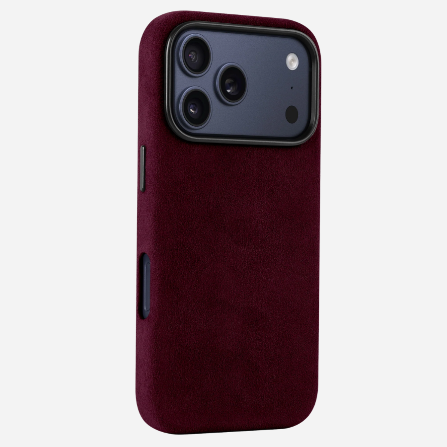 Rückseite der iPhone 17 Pro Alcantara® Hülle in Bordeaux mit Kamera-Schutz