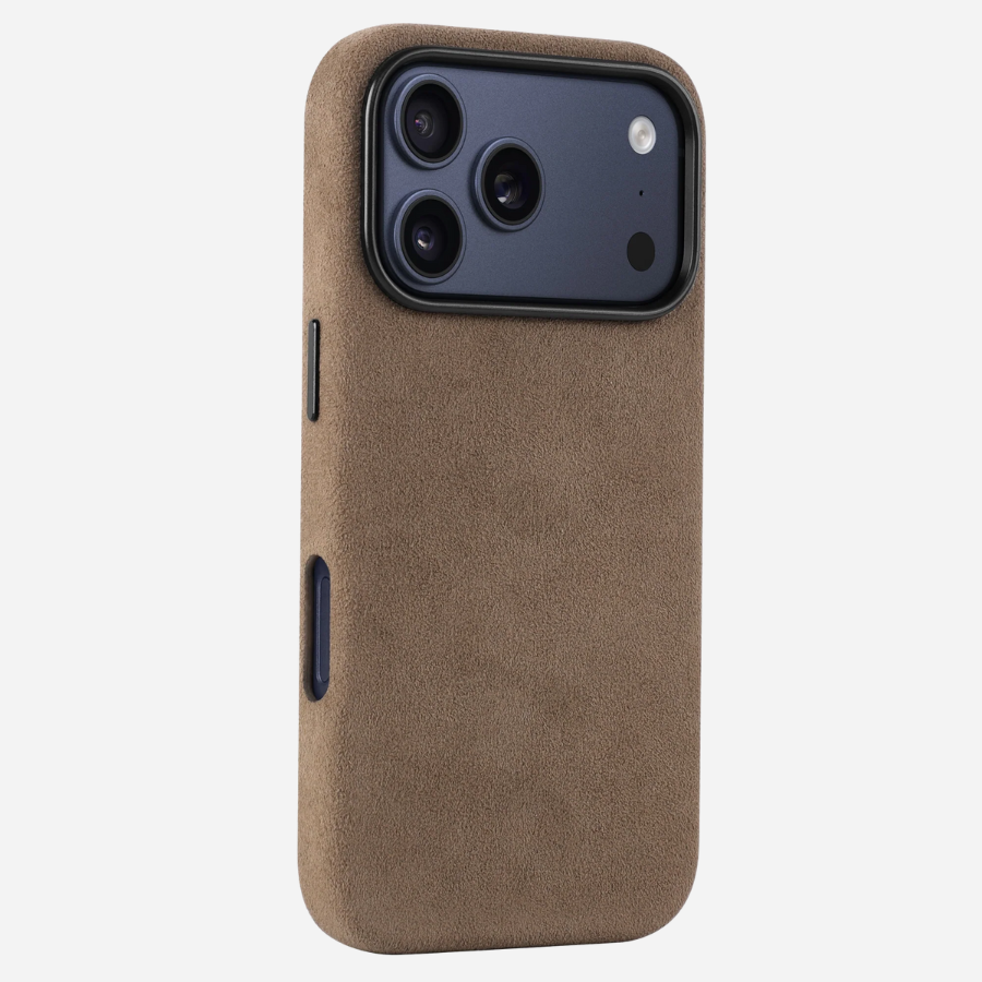 Rückseite der braunen iPhone 17 Pro Hülle aus Alcantara® – edle Optik