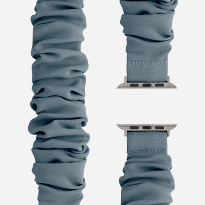 Apple Watch Scrunchie Armband „Velora“ in Taubenblau, elastisch und weich, aus Stoff im Scrunchie-Design