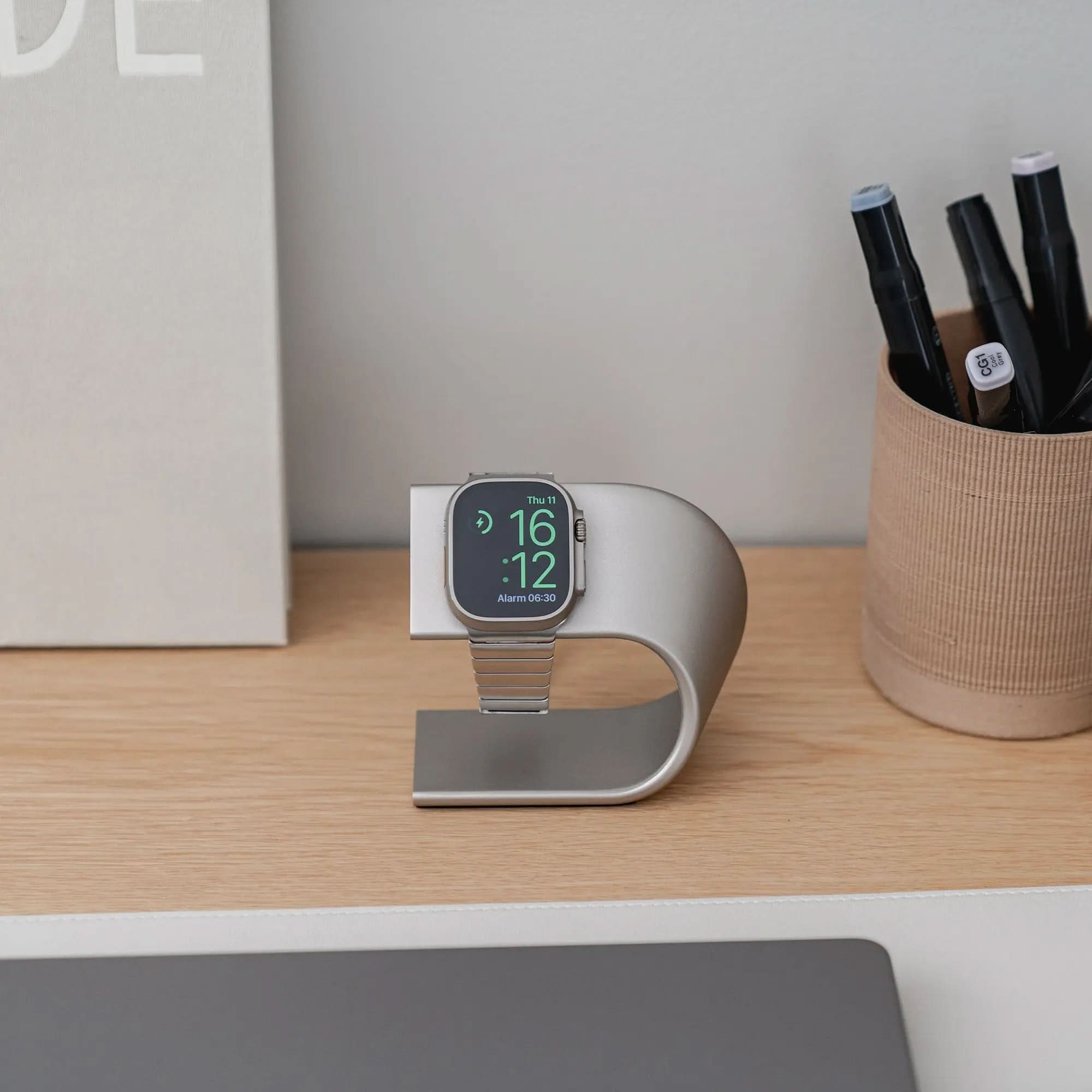MillesTECband Aluminium Apple Watch Ultra Ständer - Titanfarben - MillesTEC