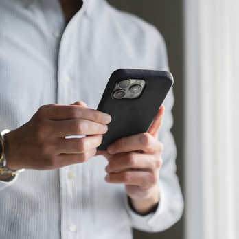 bandkult iPhone 16 Hülle aus Alcantara – zweite Ansicht