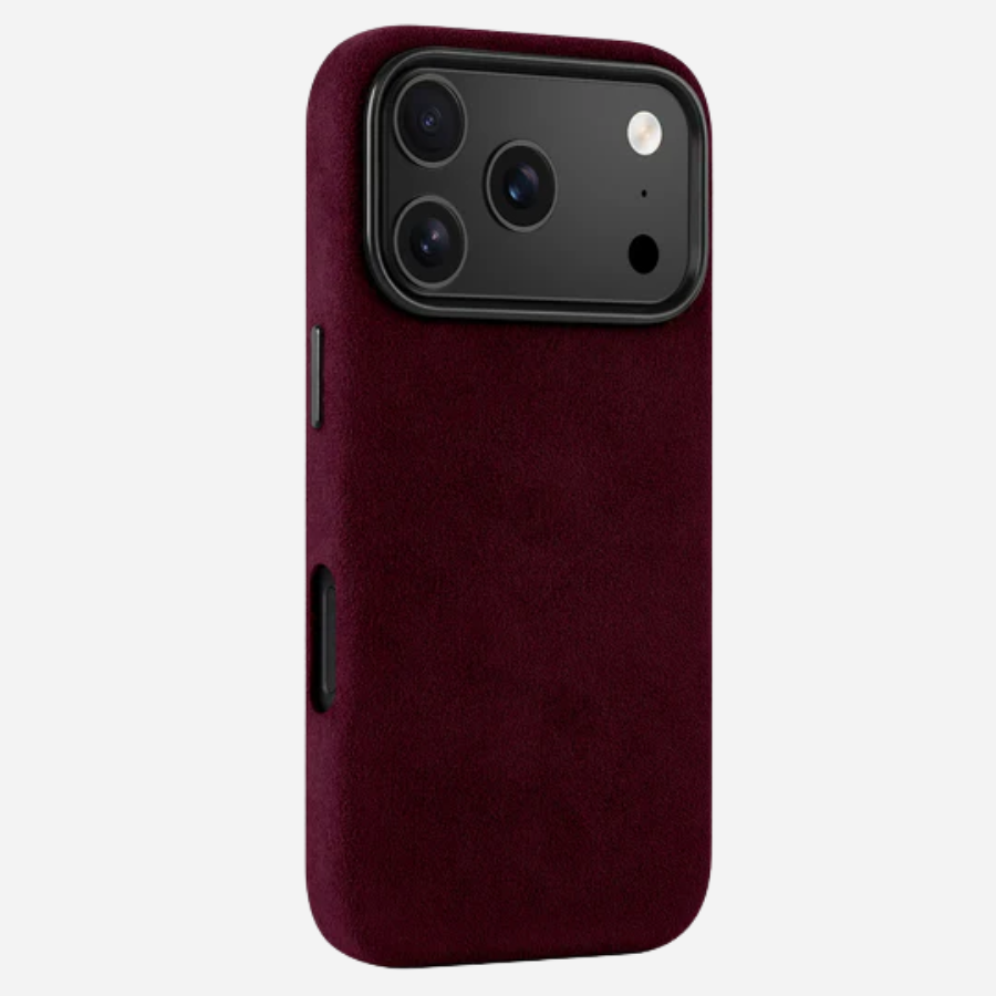 Rückseite der iPhone 17 Pro Max Alcantara® Hülle in Bordeaux mit Kamera-Schutz