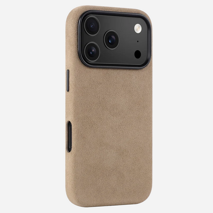 Rückseite der braunen iPhone 17 Pro Max Hülle aus Alcantara® – edle Optik