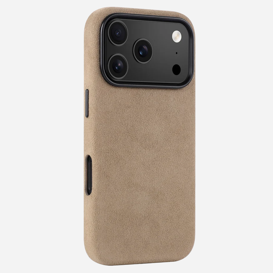 Rückseite der braunen iPhone 17 Pro Max Hülle aus Alcantara® – edle Optik