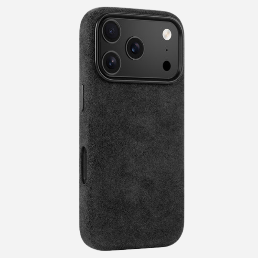 Rückseite der schwarzen iPhone 17 Pro Max Hülle aus Alcantara® mit Alu-Buttons