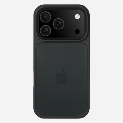 Rückseite des iPhone 17 Pro Max im Bandkult Solid Case (schwarz) – großes Kameramodul mit Schutzrahmen.