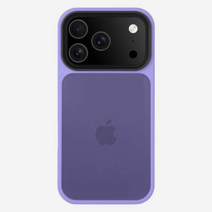 Rückseite des iPhone 17 Pro Max im Bandkult Solid Case (lila) – großes Kameramodul mit Schutzrahmen.