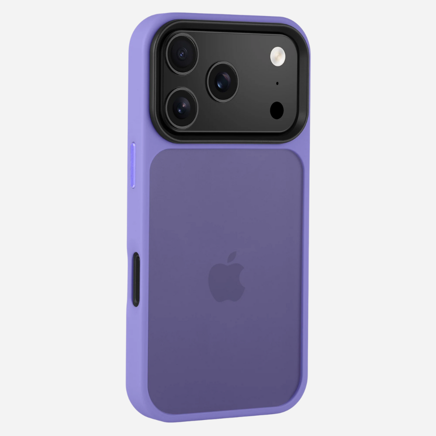 Schräg hinten: iPhone 17 Pro Max im lila Bandkult Solid Case, Kamerainsel und seitliche Tasten sichtbar.