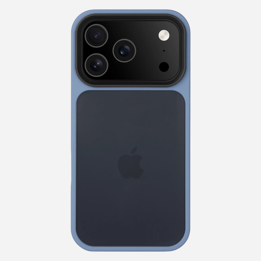Rückseite des iPhone 17 Pro Max im Bandkult Solid Case (blau) – großes Kameramodul mit Schutzrahmen.