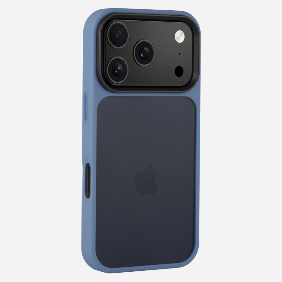 Schräg hinten: iPhone 17 Pro Max im blauen Bandkult Solid Case, Kamerainsel und seitliche Tasten sichtbar.