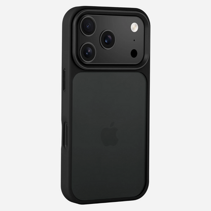 Schräg hinten: iPhone 17 Pro Max im Bandkult Solid Case, Kameraschutz und seitliche Tasten sichtbar.