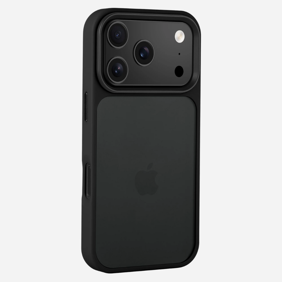 Schräg hinten: iPhone 17 Pro Max im Bandkult Solid Case, Kameraschutz und seitliche Tasten sichtbar.