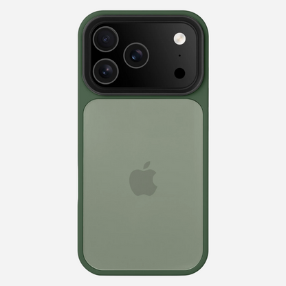 Rückseite des iPhone 17 Pro Max im Bandkult Solid Case (grün) – großes Kameramodul mit Schutzrahmen.