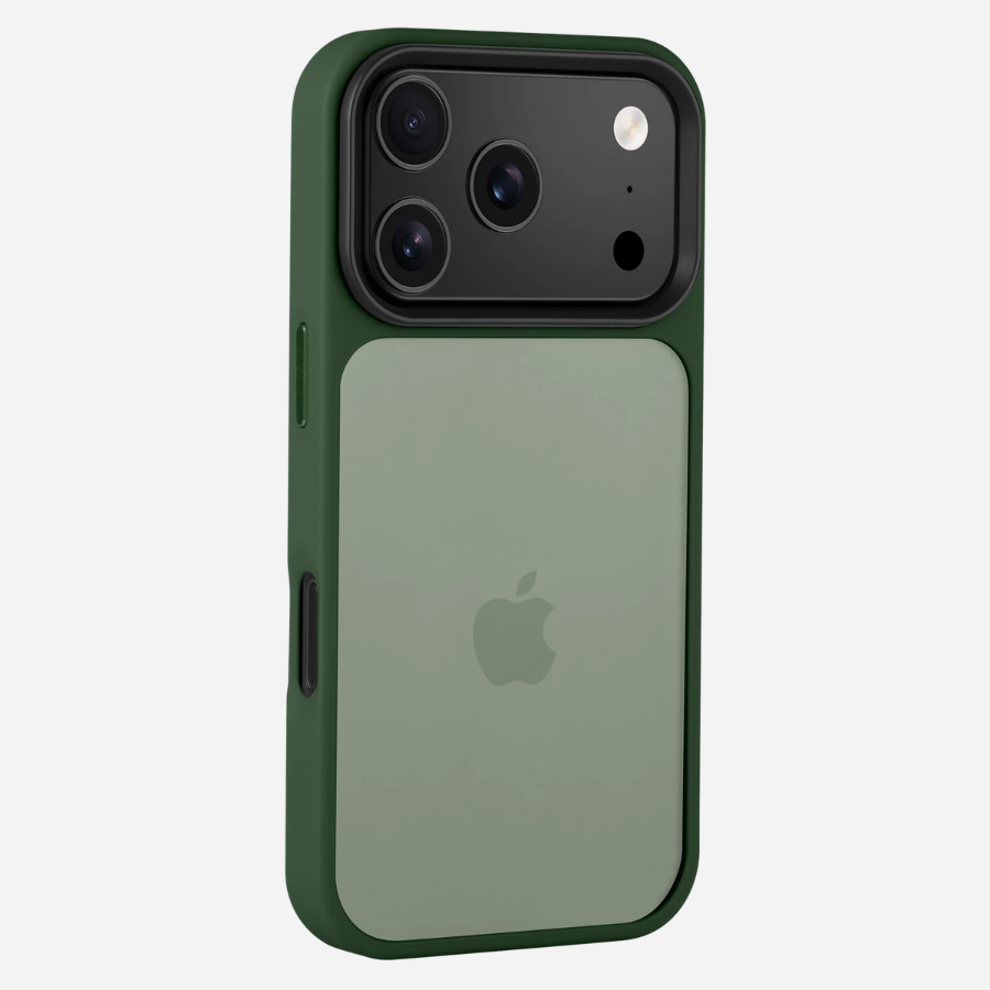 Schräg hinten: iPhone 17 Pro Max im grünen Bandkult Solid Case, Kamerainsel und seitliche Tasten sichtbar.
