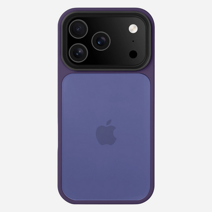 Rückseite des iPhone 17 Pro Max im Bandkult Solid Case (dunkelviolett) – großes Kameramodul mit Schutzrahmen.