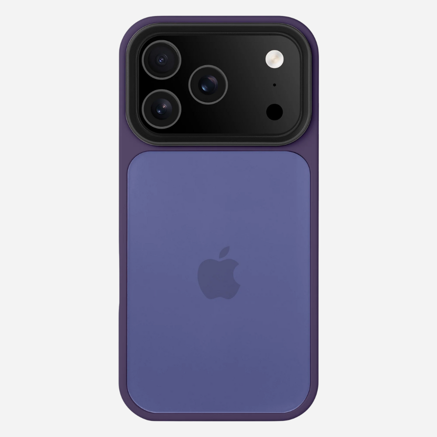 Rückseite des iPhone 17 Pro Max im Bandkult Solid Case (dunkelviolett) – großes Kameramodul mit Schutzrahmen.
