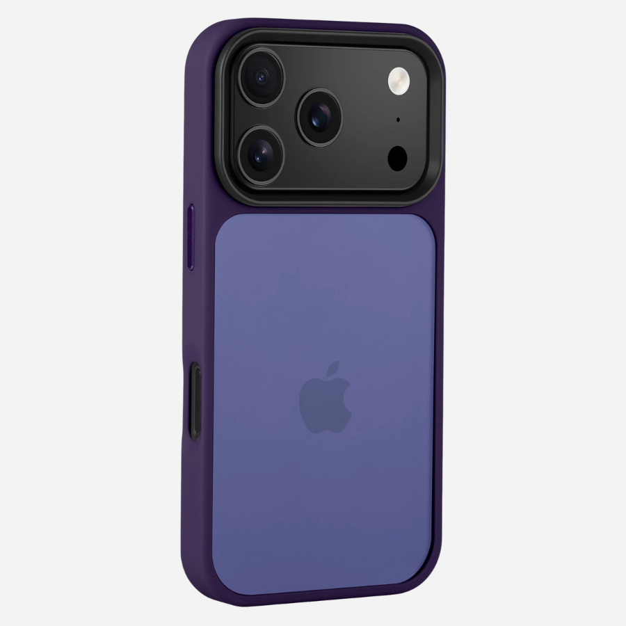 Schräg hinten: iPhone 17 Pro Max im dunkelvioletten Bandkult Solid Case, Kamerainsel und seitliche Tasten sichtbar.