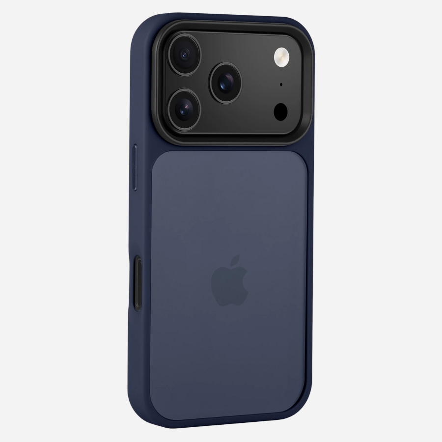 Schräg hinten: iPhone 17 Pro Max im dunkelblauen Bandkult Solid Case, Kamerainsel und seitliche Tasten sichtbar.