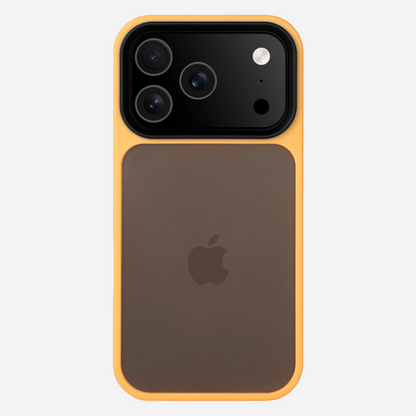 Rückseite des iPhone 17 Pro Max im Bandkult Solid Case (gelb) – großes Kameramodul mit Schutzrahmen.
