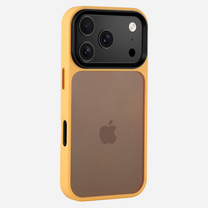 Schräg hinten: iPhone 17 Pro Max im gelben Bandkult Solid Case, Kamerainsel und seitliche Tasten sichtbar.