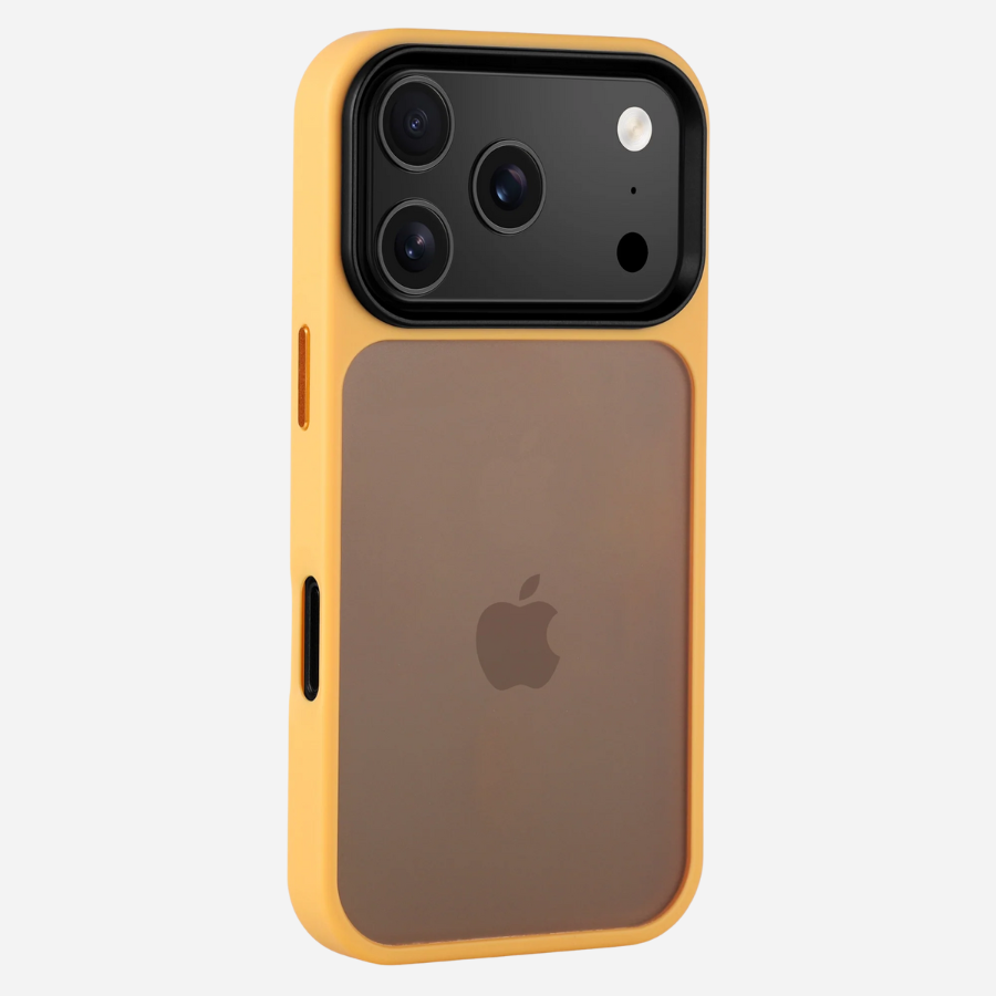 Schräg hinten: iPhone 17 Pro Max im gelben Bandkult Solid Case, Kamerainsel und seitliche Tasten sichtbar.