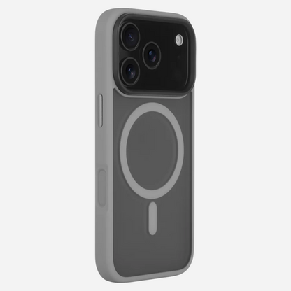 Schräg hinten: iPhone 17 Pro Max im grauen Bandkult Solid Case, Kamerainsel und seitliche Tasten sichtbar.