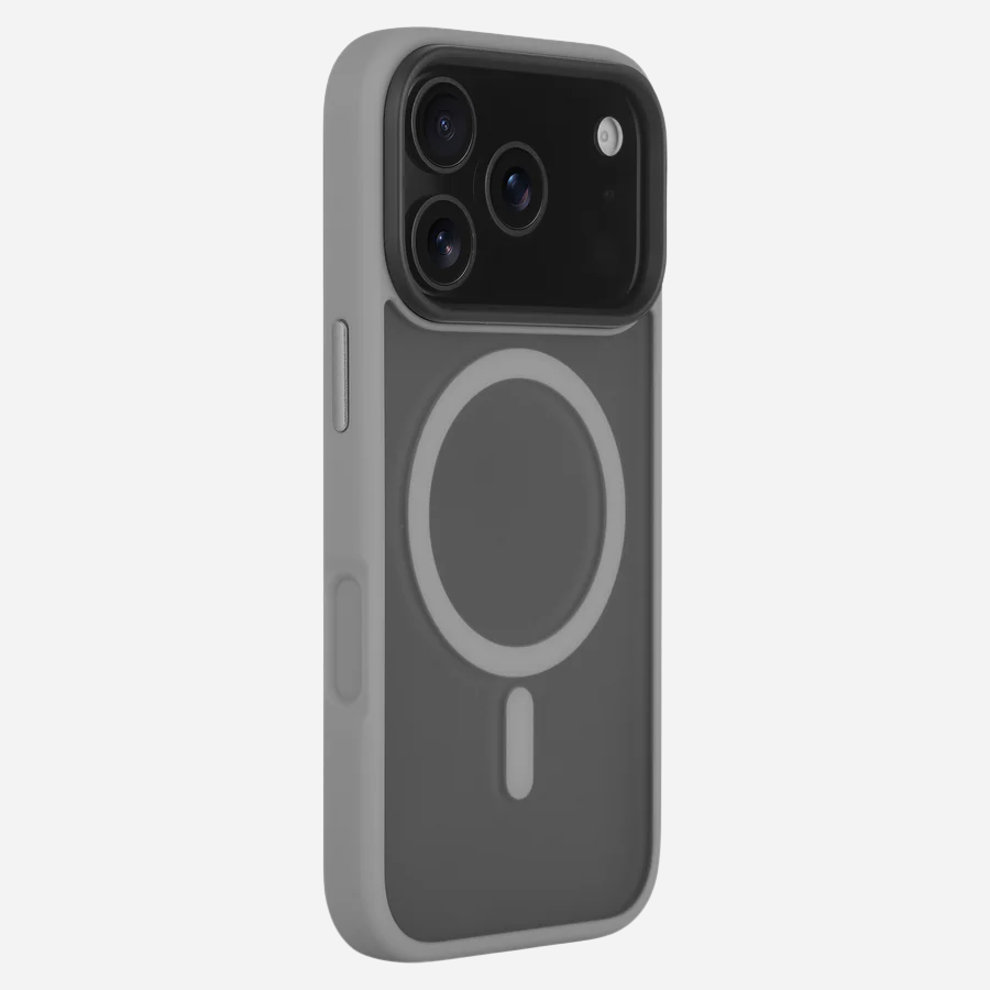 Schräg hinten: iPhone 17 Pro Max im grauen Bandkult Solid Case, Kamerainsel und seitliche Tasten sichtbar.