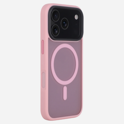Schräg hinten: iPhone 17 Pro Max im pinken Bandkult Solid Case, Kamerainsel und seitliche Tasten sichtbar.