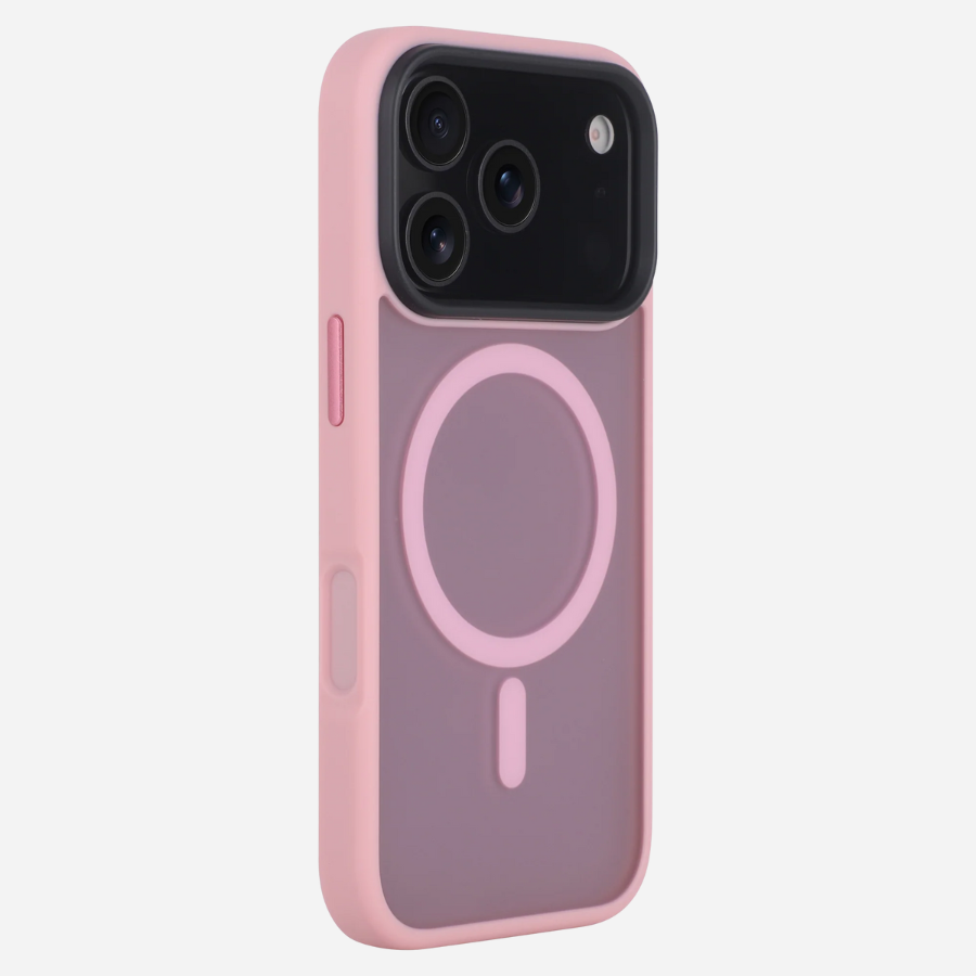 Schräg hinten: iPhone 17 Pro Max im pinken Bandkult Solid Case, Kamerainsel und seitliche Tasten sichtbar.