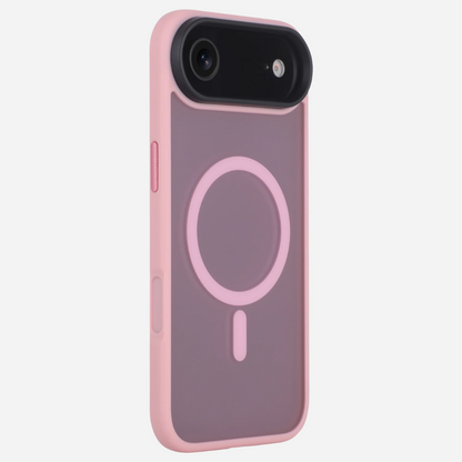 Bandkult iPhone Hülle in Rosa – schräge Rückansicht mit mattem PC-Rücken, sichtbarem MagSafe-Ring, Metall-Buttons und Kamera-Schutzleiste.