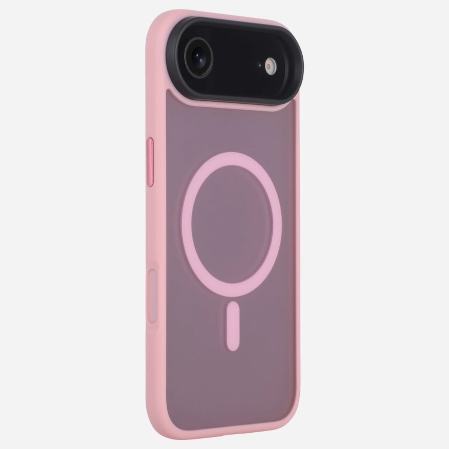 Bandkult iPhone Hülle in Rosa – schräge Rückansicht mit mattem PC-Rücken, sichtbarem MagSafe-Ring, Metall-Buttons und Kamera-Schutzleiste.
