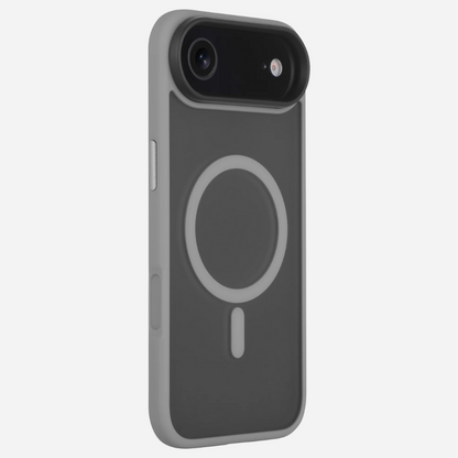 Bandkult iPhone Air Hülle Grau – schräge Rückansicht; grauer Rahmen, MagSafe-Ring deutlich sichtbar, Schutz um das Kameramodul.