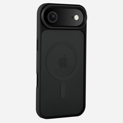 Bandkult iPhone Air Hülle Schwarz – schräger Frontblick; schmaler Rahmen, erhöhter Displayschutz, saubere Tastenöffnungen.