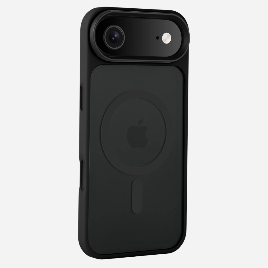 Bandkult iPhone Air Hülle Schwarz – schräger Frontblick; schmaler Rahmen, erhöhter Displayschutz, saubere Tastenöffnungen.