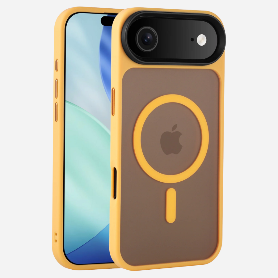 Bandkult iPhone Hülle in Gelb – schräge Rückansicht mit brauner PC-Rückseite, sichtbarem MagSafe-Ring und Kamera-Schutzleiste.