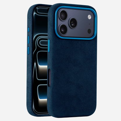 iPhone 17 Pro Alcantara® Case in Blau – Vorderansicht und Rückansicht kombiniert
